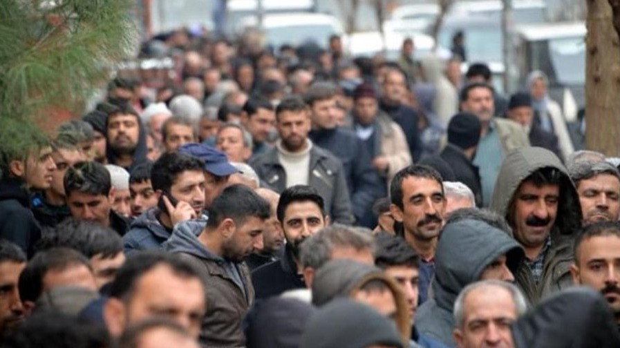 ÇAYKUR'un 4 ilden toplam 300 işçi alımı için açtığı ilana sadece Rize'den 22 bin 956 kişi başvurdu