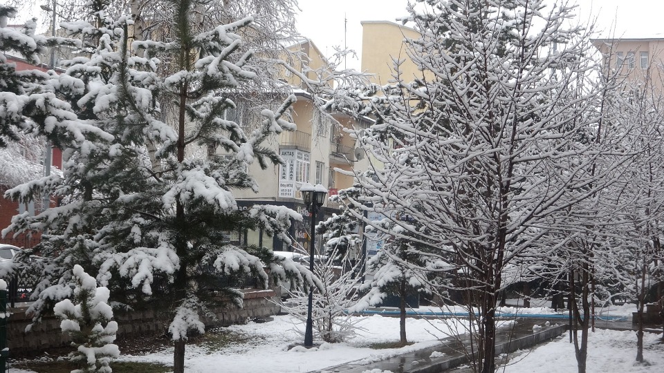 Ardahan güne kar sürprizi ile uyandı