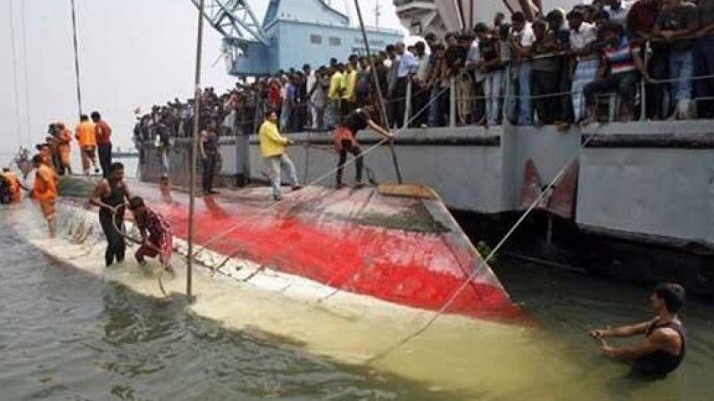 Bangladeş’te bir yolcu feribotu ile kargo gemisi çarpıştı: 26 kişi yaşamını yitirdi