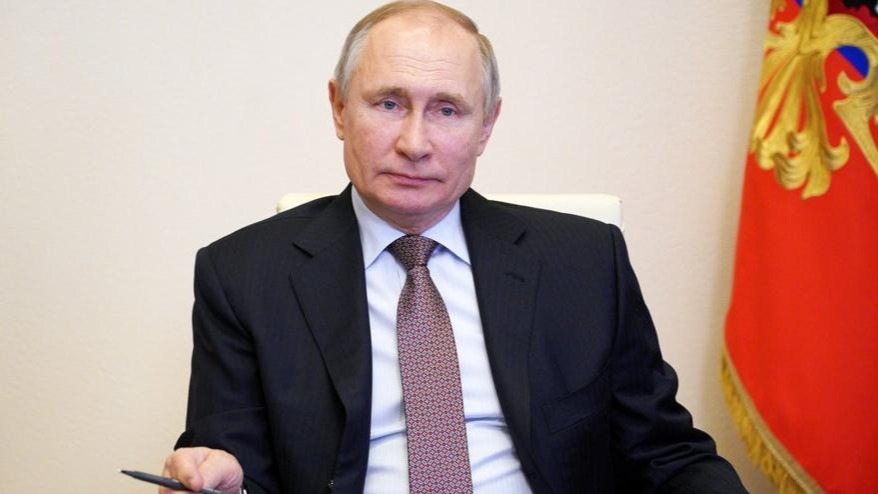 Putin, iki dönem daha devlet başkanı adayı olabilmesinin önünü açan yasayı imzaladı