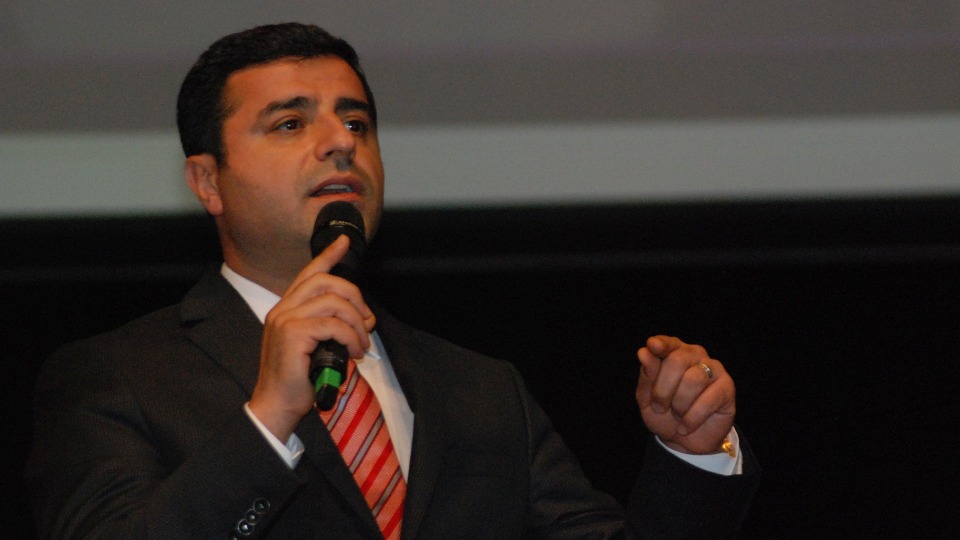 Demirtaş: Bu akşam 21.00'de balkonlarınızda şarkılarla, türkülerle 1 Mayıs'ı kutlayın