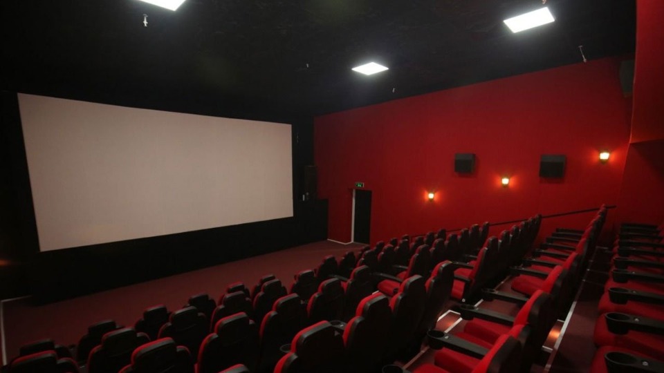 Üst üste iki genelge: Sinema salonları açıldığı gibi kapatıldı