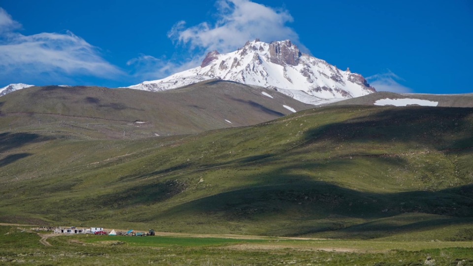 Önemli kayak merkezlerinden biri olan Erciyes Dağı beyazlara büründü