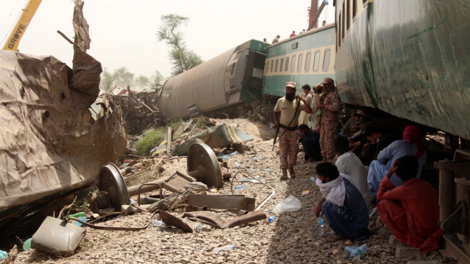 Pakistan’daki tren kazasında can kaybı 36’ya yükseldi