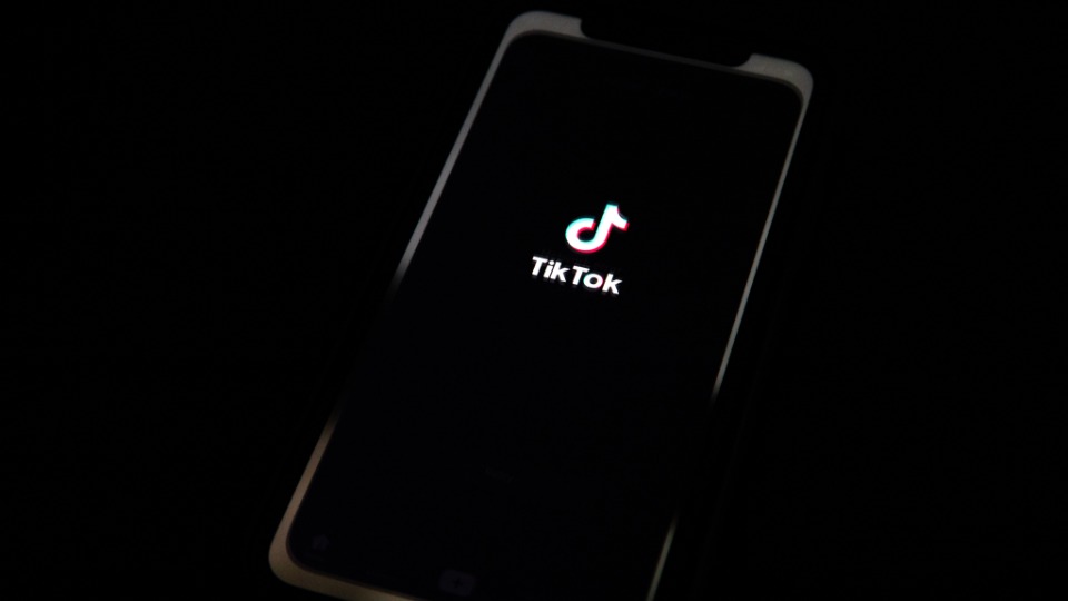 TikTok, 13 yaşın altındaki çocuklara ait olduğundan şüphelenilen 7.3 milyon hesabı kapattı
