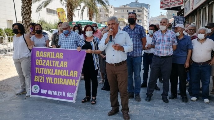 Antalya'da HDP'ye saldırı protesto edildi