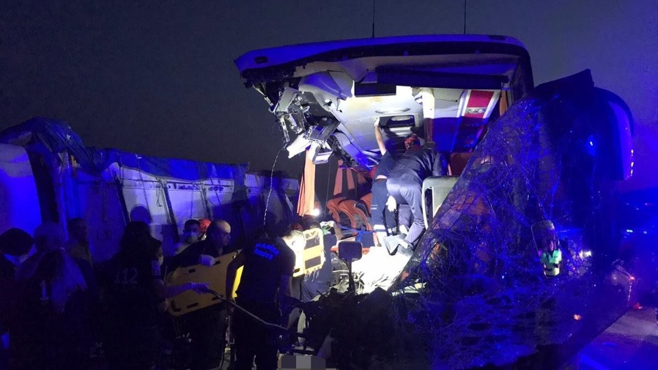 Manisa'da feci trafik kazası: 9 kişi öldü, 30 kişi ...