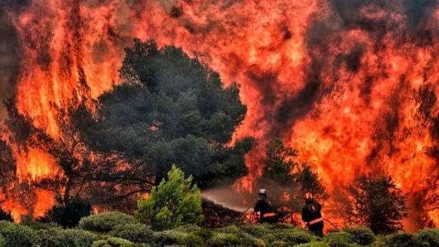 Atina'nın kuzeybatısındaki yangın kontrol altına alınamıyor