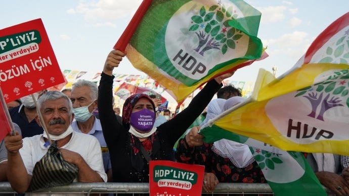 Dede: Kapatma davasında savunma için önce iddiaların delili sunulmalı
