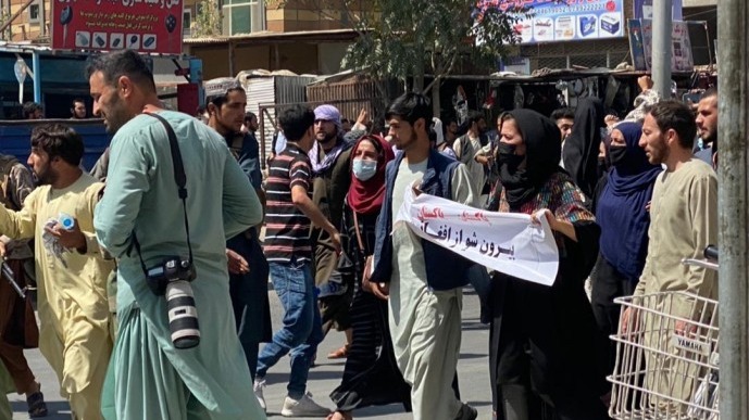 Taliban'ın gelişiyle birlikte alanlardan uzaklaşan gazeteci Alimi, fotoğraf makinesiyle sahaya döndü