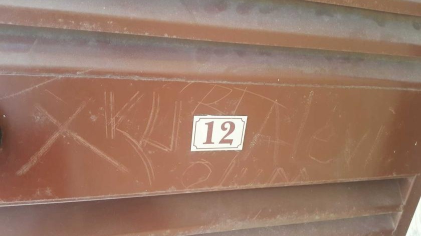 Kapılarına 'Kürt Alevi defol' yazılan aile endişeli