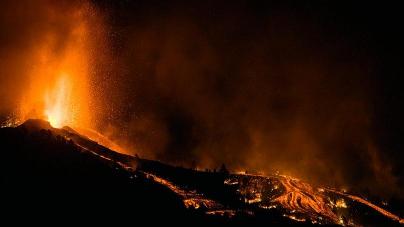 La Palma’da faaliyete geçen yanardağ 100’den fazla evi yok etti