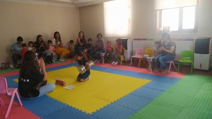 Anadilde müziği renklerle öğreniyorlar