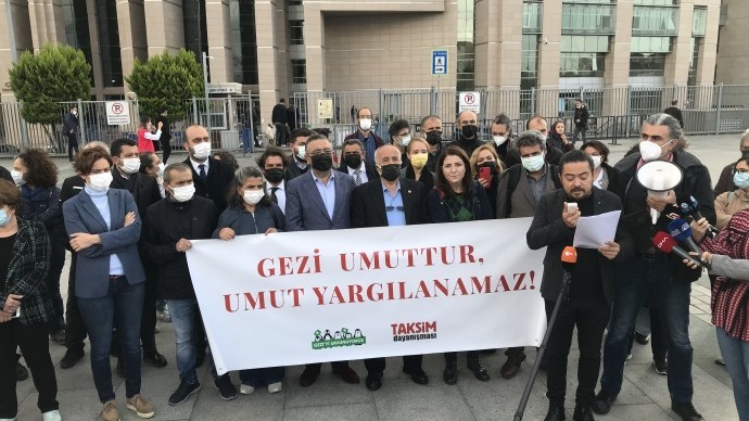 Gezi ve çArşı davasında yargılananlar hakim karşısında