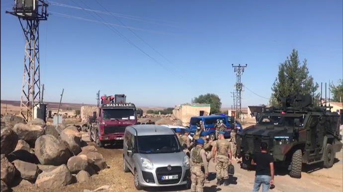 DEDAŞ zırhlı araçlar eşliğinde mahalleye girdi, trafoları söktü ve ceza kesti
