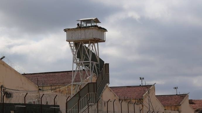 ‘Cezaevi idaresi mahkeme yerine geçti’
