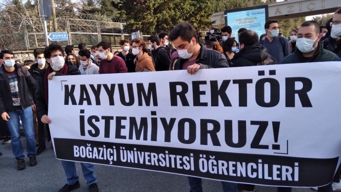 Mahkemeye sevk edilen 5 öğrenci serbest bırakıldı
