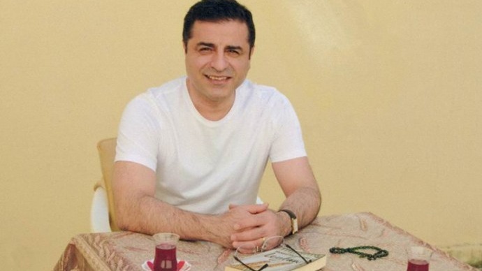 Demirtaş'ın Davutoğlu'na 'hakaret' davası ertelendi