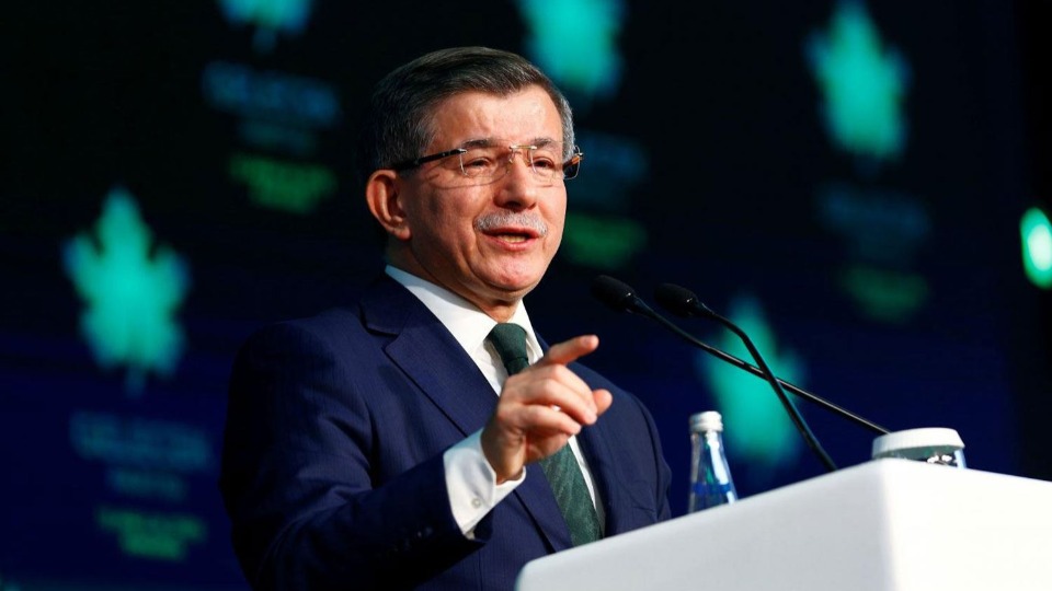 Davutoğlu Van'dan Bakan Bilgin'e yanıt verdi: Gençler sizin çocuklarınız gibi ceplerinde dolarla yurtdışına gitmiyorlar