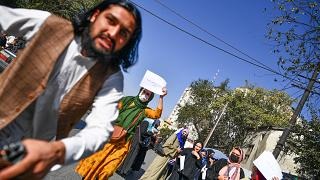 Taliban kadın eylemini takip eden gazetecilere şiddet uyguladı
