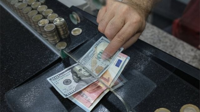Dolar 9,84 lirayı gördü, gözler Merkez Bankası'nın enflasyon raporunda