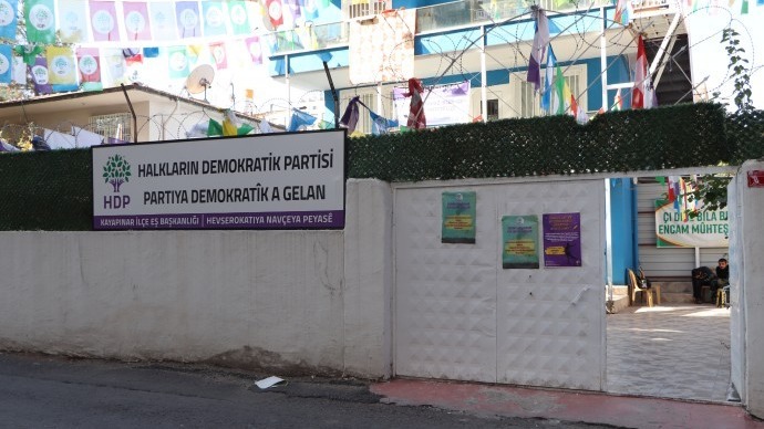 Diyarbakır'da HDP binasına molotoflu saldırı: Binayı gören kameralar bozuk