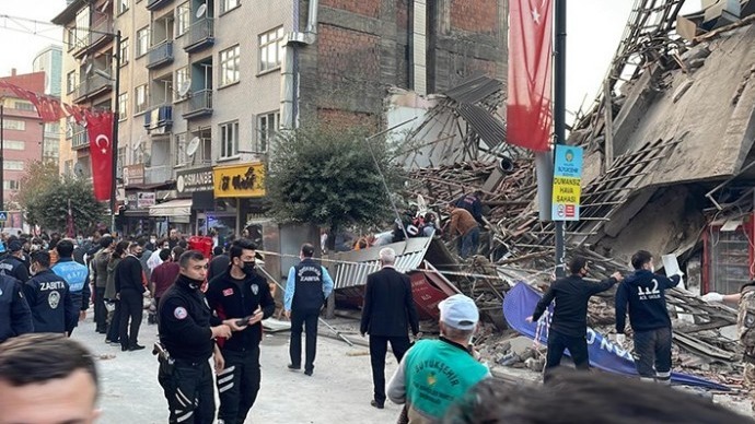 Malatya'da çöken binada arama kurtarma çalışmaları devam ediyor
