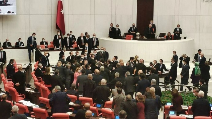 AKP ile CHP'li milletvekilleri Meclis'te yumruk yumruğa kavga etti