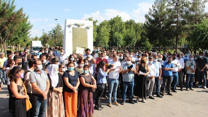 Tutuklu yakınları, Diyarbakır'da cezaevlerindeki ihlaller için biraraya gelecek