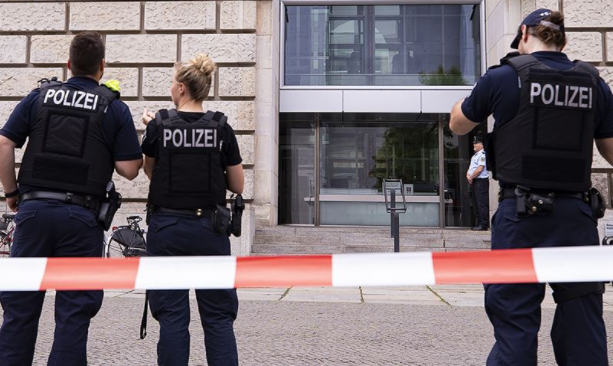 Almanya’da ırkçı paylaşımlarda bulunan 29 polis açığa alındı